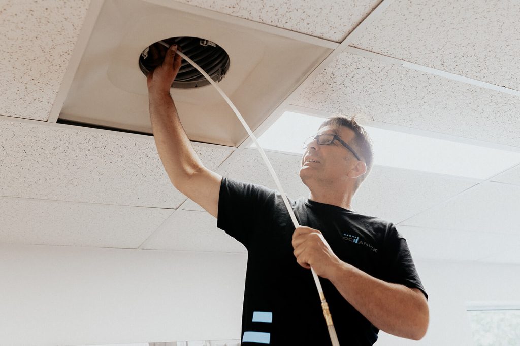 Océanick Nettoyage, compagnie de nettoyage professionnel à Québec. Expert en nettoyage qui nettoie les conduits de ventilation dans un édifice commercial.